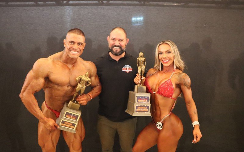 Joel Rodrigues entre os fisiculturistas Kadu Santos e Deisi Martini, que conquistaram o Musclecontest Mercosul | Jornal NH