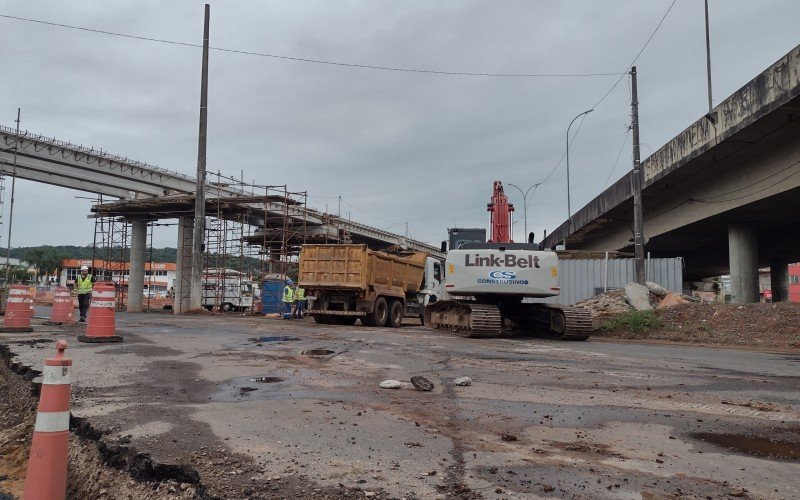 TrÃ¢nsito embaixo do viaduto da Scharlau Ã© desviado para obras 