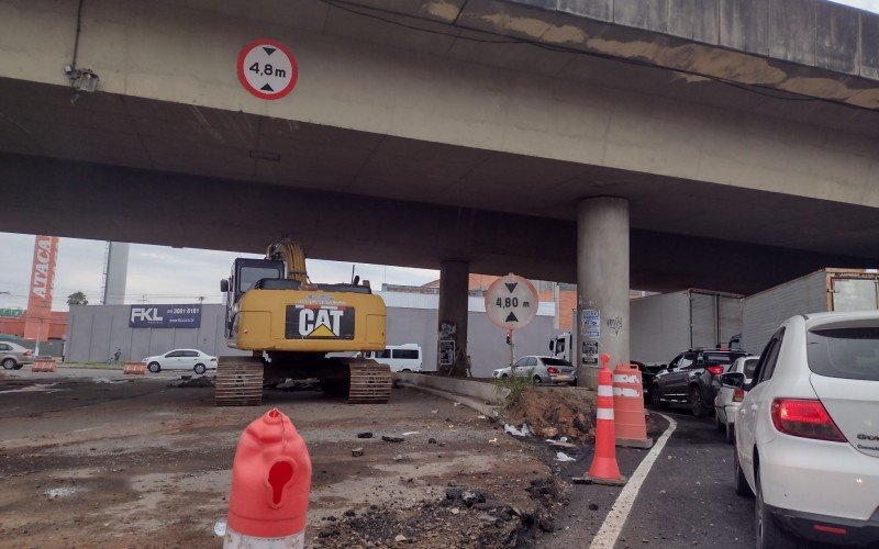 TrÃ¢nsito embaixo do viaduto da Scharlau Ã© desviado para obras 