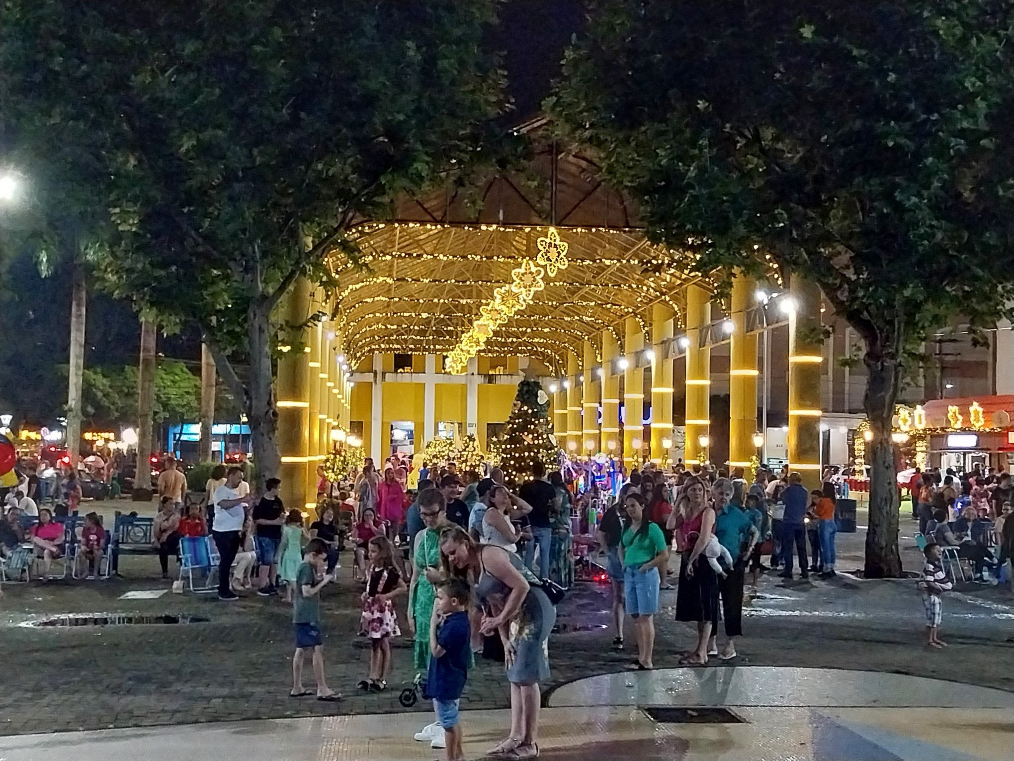 PÃºblico esperava por espetÃ¡culo quando evento foi adiado por conta das chuvas em Campo Bom