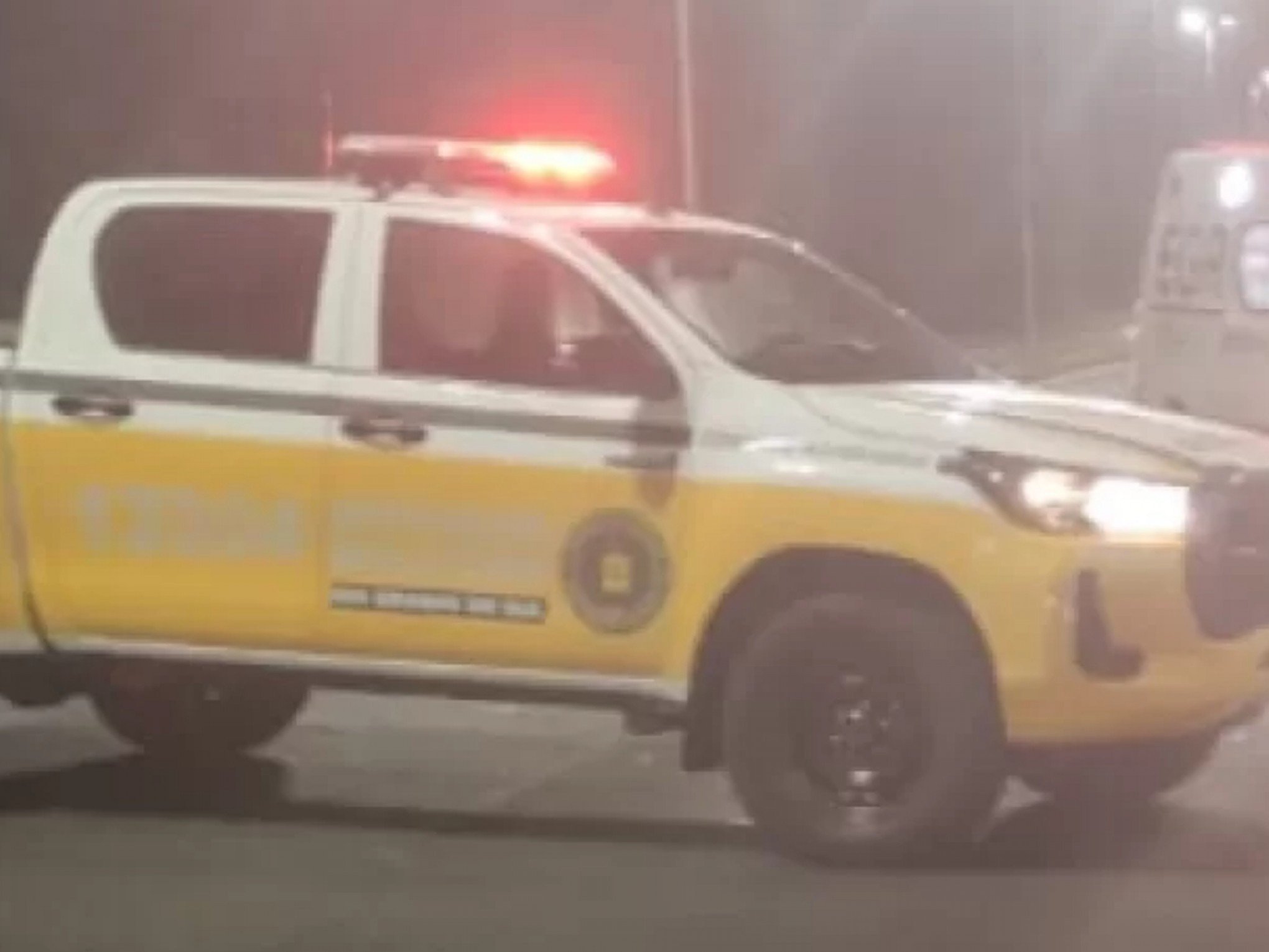 ACIDENTE DE TRÂNSITO: Três homens morrem após caminhão bater contra poste e tombar em rodovia do RS