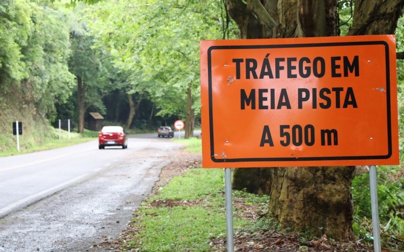 Placas de sinalizaÃ§Ã£o indicam mudanÃ§as no trecho 