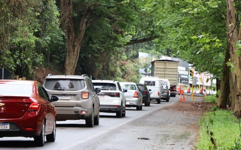 SemÃ¡foro tem provocado longas filas em trecho que estÃ¡ em meia pista devido a problemas no asfalto