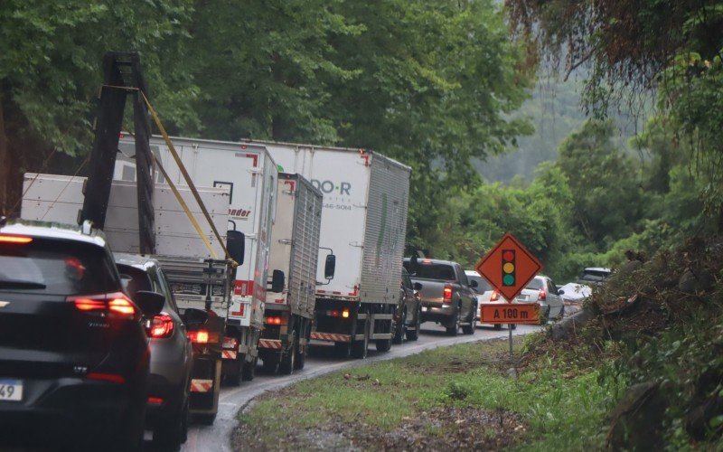 SemÃ¡foro tem provocado longas filas em trecho que estÃ¡ em meia pista devido a problemas no asfalto