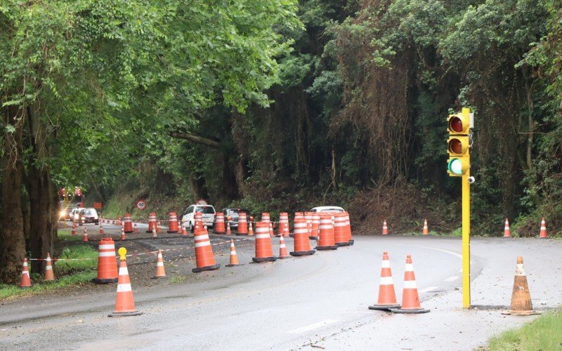 Semáforo controla fluxo de veículos em trecho que está em meia pista no limite de Picada Café e Nova Petrópolis | Jornal NH