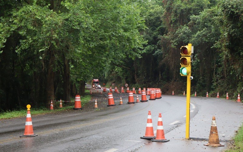 SemÃ¡foro entrou em operaÃ§Ã£o no final de semana; antes fluxo era controlado por operÃ¡rios