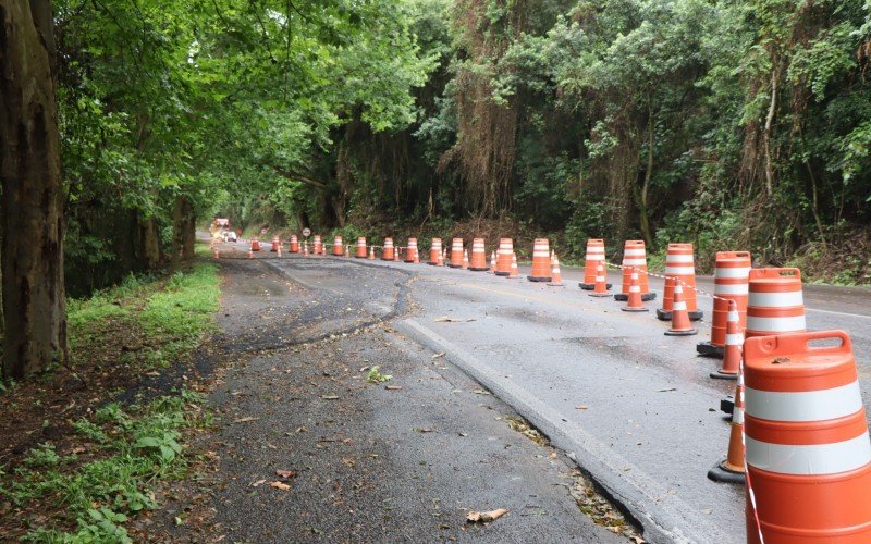 Fissura no asfalto bloqueia meia pista da BR-116, no sentido Picada CafÃ©-Nova PetrÃ³polis