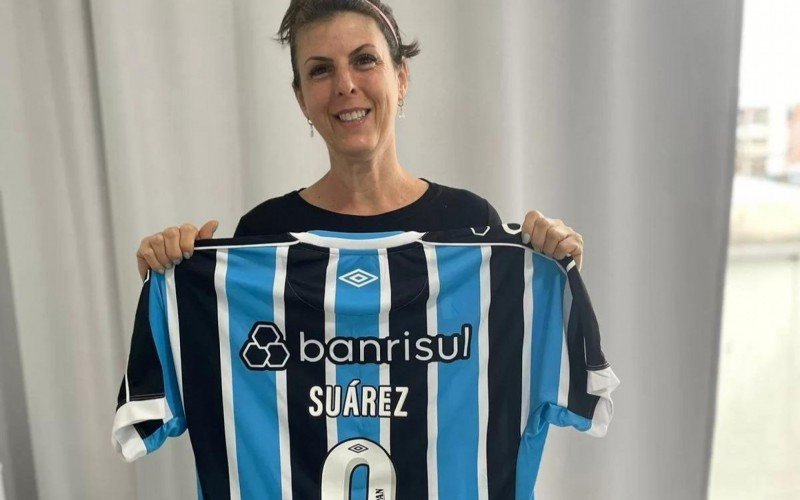 Janaína Scota com a camisa que Suárez usou na partida contra o Goiás  | Jornal NH