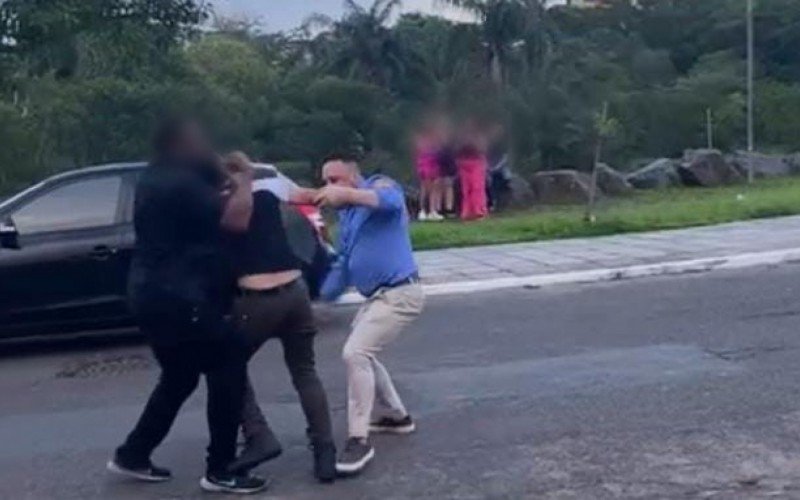 Confusão aconteceu na madrugada de domingo (4) em frente a estabelecimento na Parada 79, em Gravataí | Jornal NH