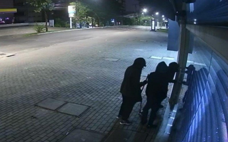 Loja na Avenida MaurÃ­cio Cardoso Ã© invadida por encapuzados e iPhones sÃ£o levados | Jornal NH