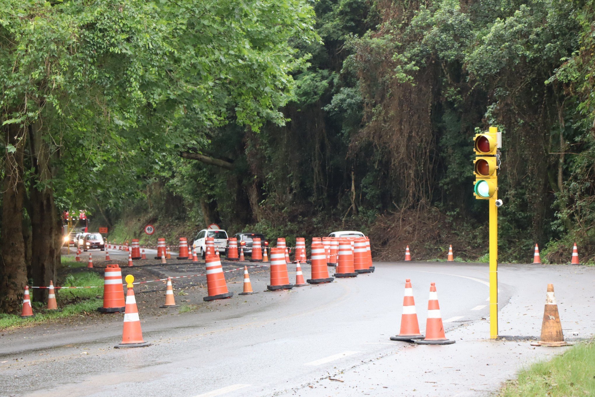 BR-116: Semáforo passa a controlar trânsito em trecho da Serra gaúcha; entenda