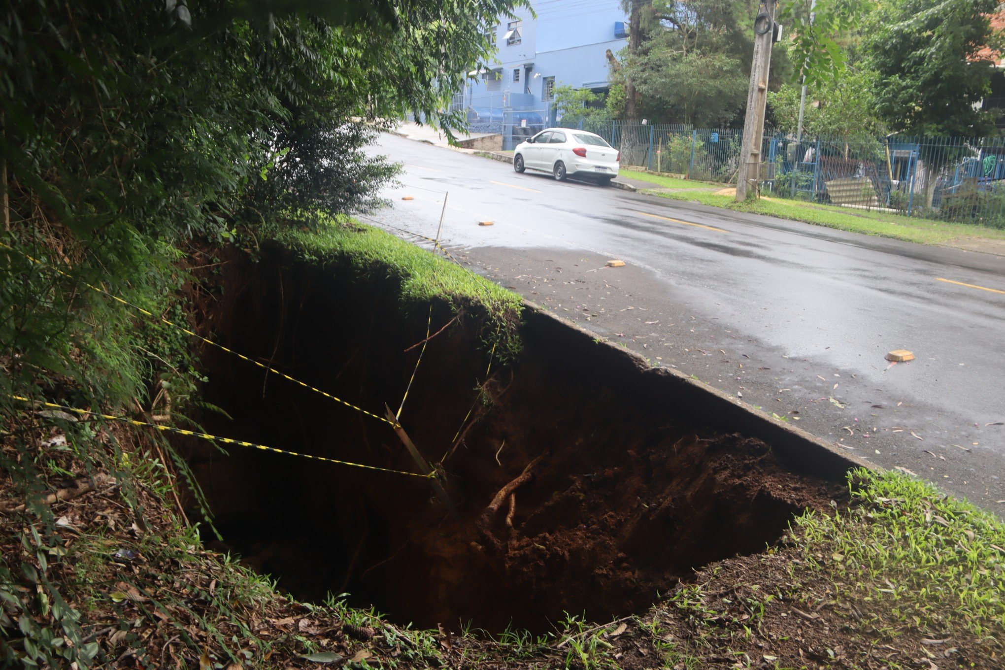 Cratera se abre em rua do bairro Duque de Caxias e preocupa moradores