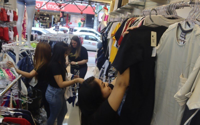 Loja de roupas reforçou a oferta de peças e equipe repôs mercadorias nesta semana