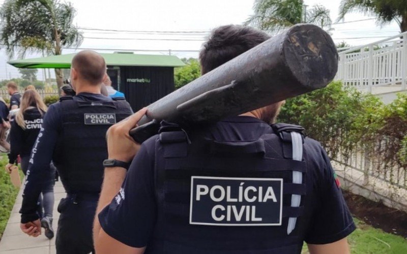 Fuzil, dinheiro e cocaína: Saiba o que mais foi encontrado pela Polícia em operação que prendeu 14 pessoas no Vale do Sinos