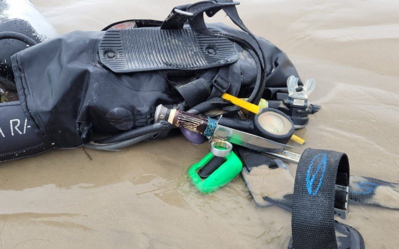 Corpo sem cabeça e com roupa de mergulho e cilindro é encontrado na beira de praia de Arroio do Sal | Jornal NH