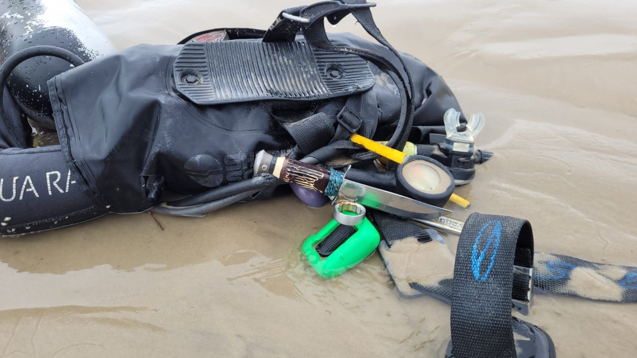 Corpo sem cabeça e com roupa de mergulho e cilindro é encontrado na beira de praia no RS