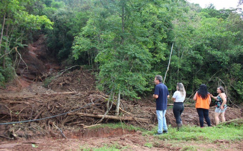 Deslizamento de terra na localidade da VoluntÃ¡ria Baixa, no Canto dos Renck