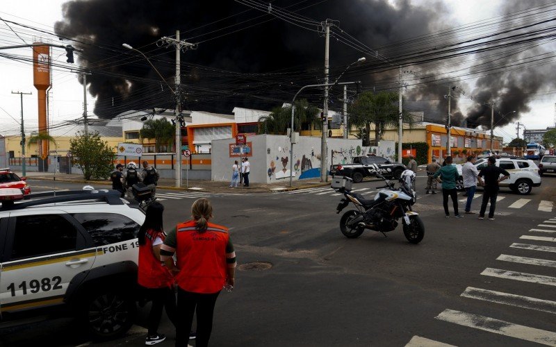 Incêndio causou pânico nas imediações do Colégio Leonardo Da Vinci