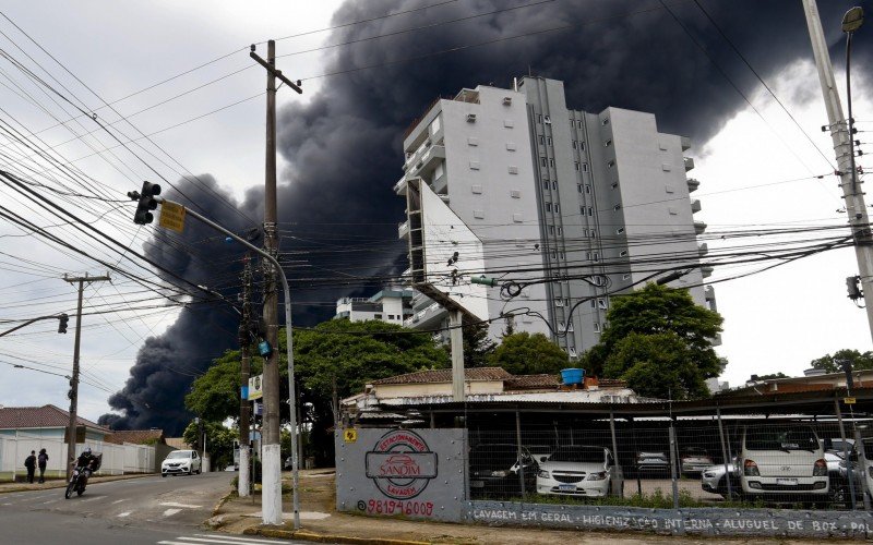 FumaÃ§a podia ser vista a longa distÃ¢ncia atÃ© fora da cidade