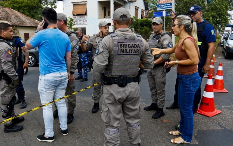 A todo momento, chegavam ao local pais preocupados