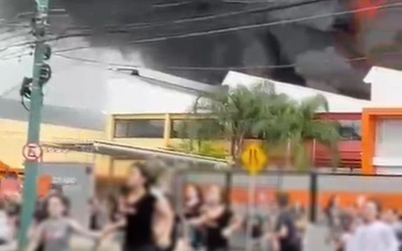 Vídeo mostra crianças fugindo de escola durante incêndio em Canoas  | Jornal NH