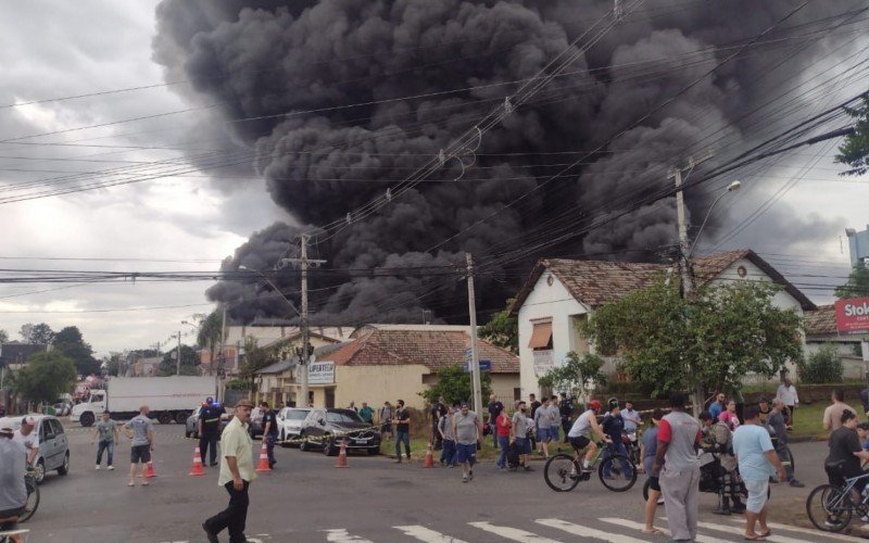 IncÃªndio atinge empresa de embalagens em Canoas