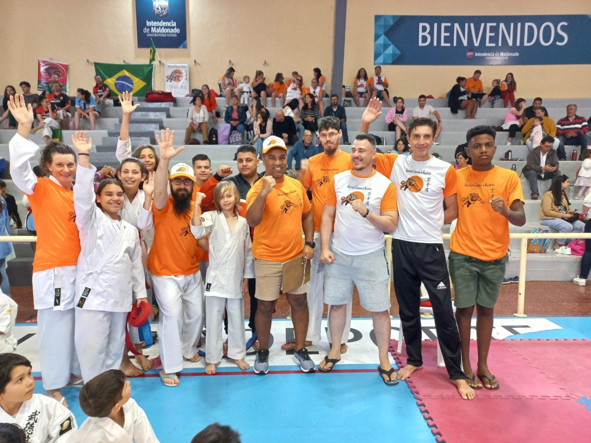 Atletas do projeto social da Associação Canoense de Karatê são medalhistas no Uruguai