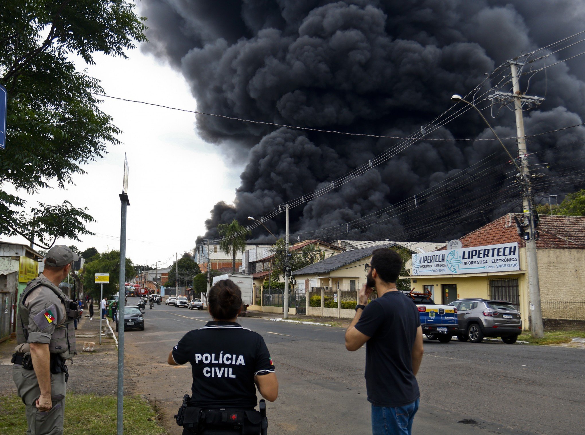 Veja qual empresa foi destruída por incêndio de grandes proporções em Canoas