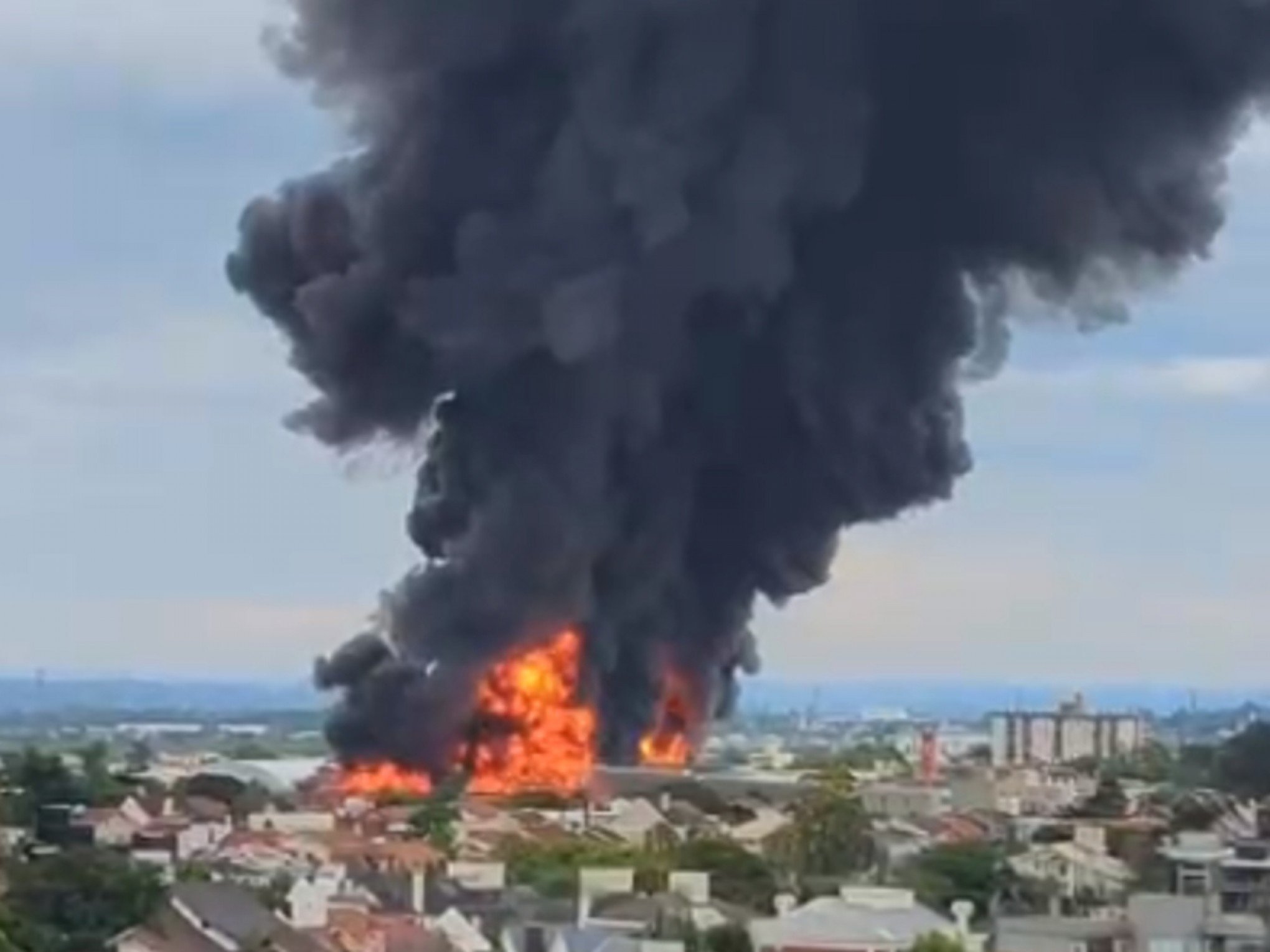 FOTOS: Veja imagens do incêndio que atinge centro de distribuição de indústria de plásticos em Canoas