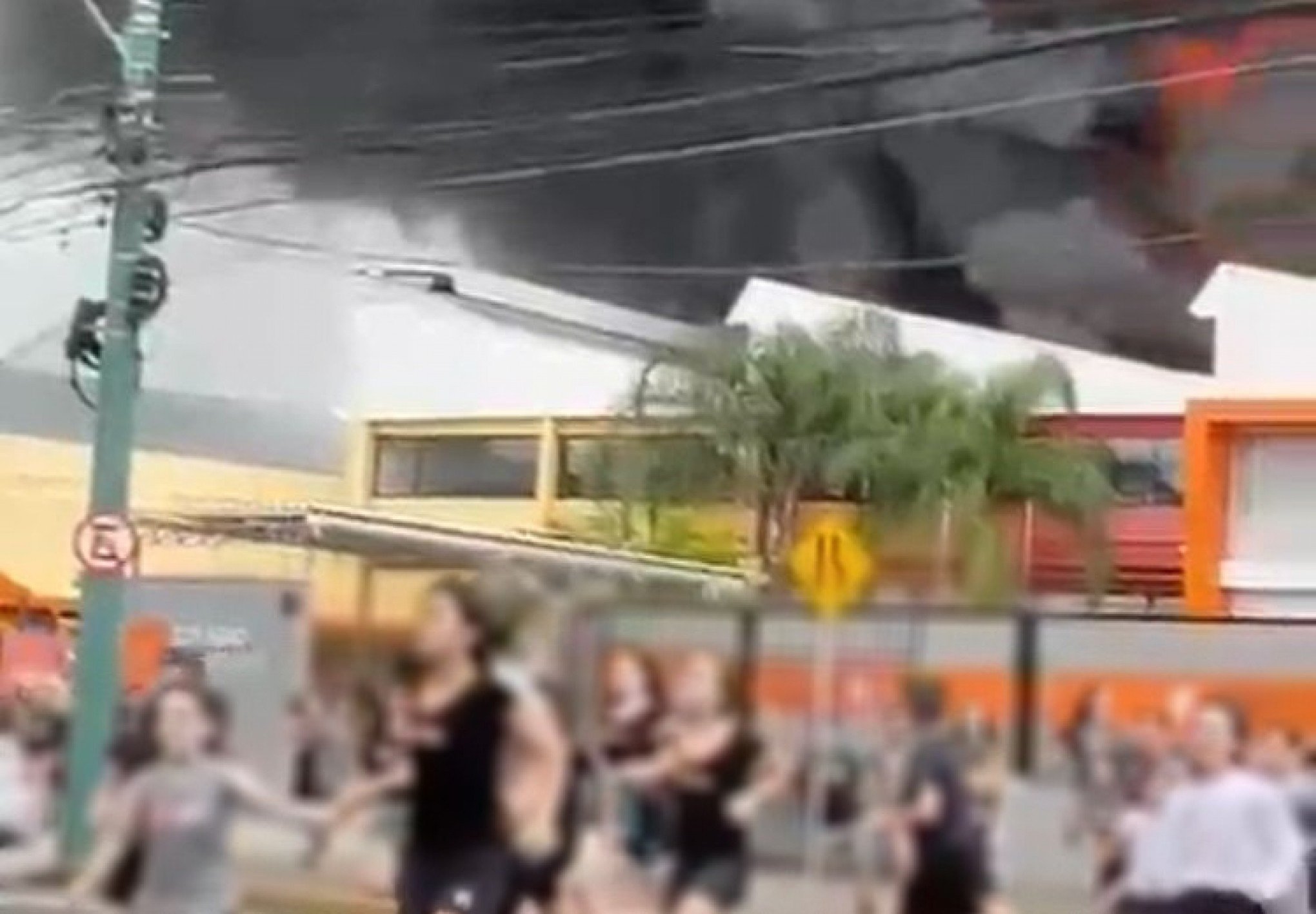 Vídeo mostra crianças fugindo de escola durante incêndio em Canoas