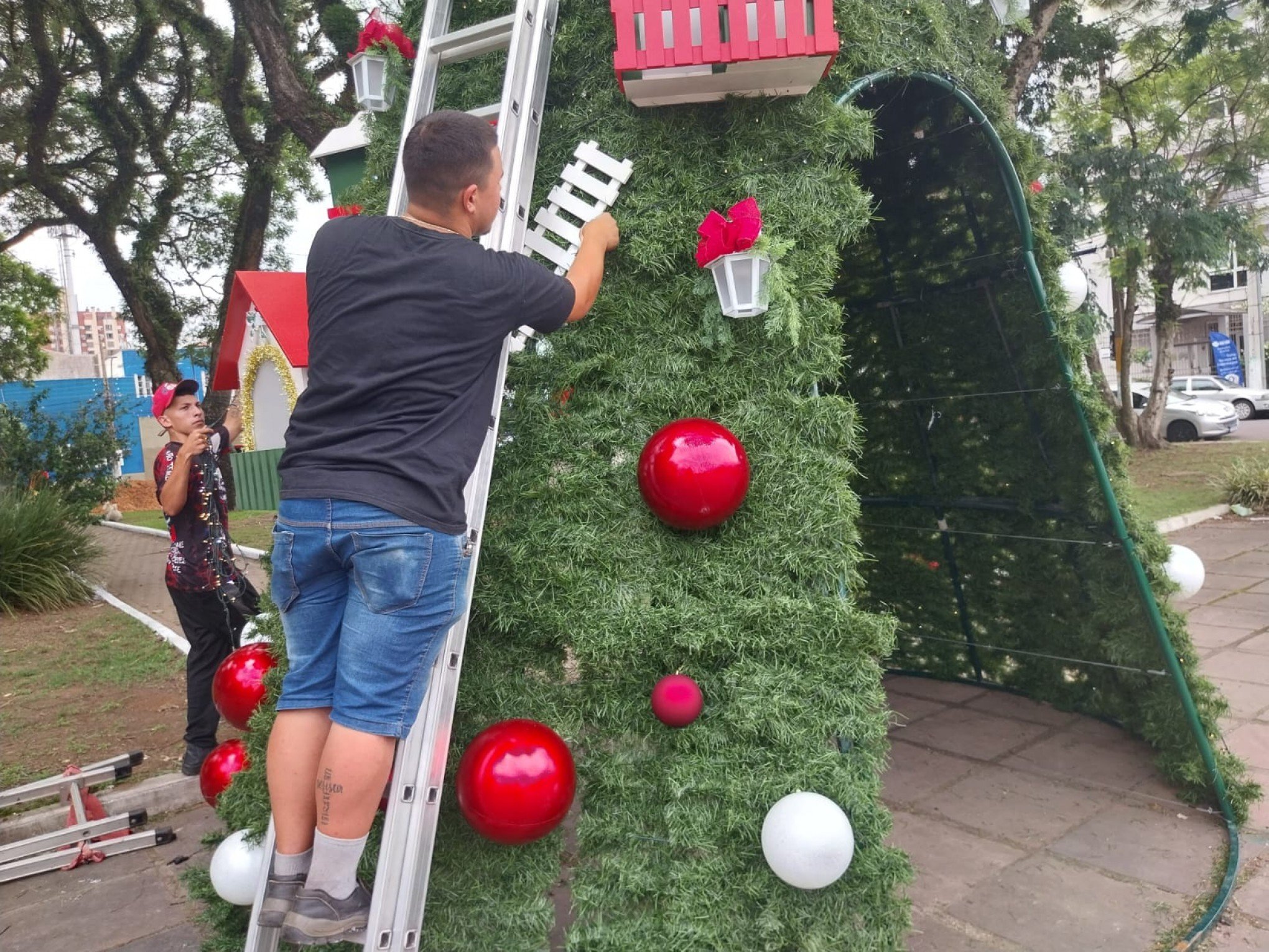 Montagem decoraÃ§Ã£o Feliz Natal em SÃ£o Leopoldo