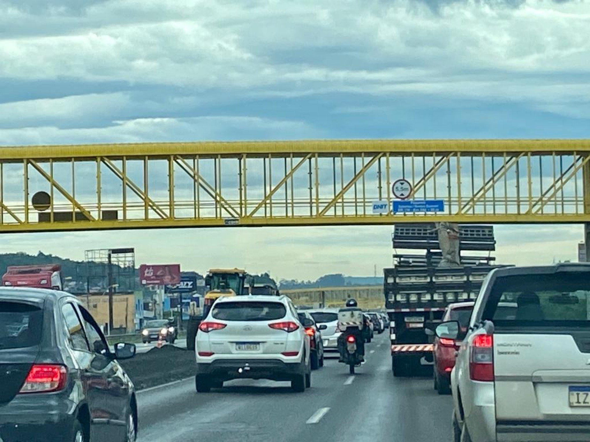 BR-116: Motoristas enfrentam congestionamento em diversos pontos da rodovia nesta quarta-feira; veja como está o trânsito