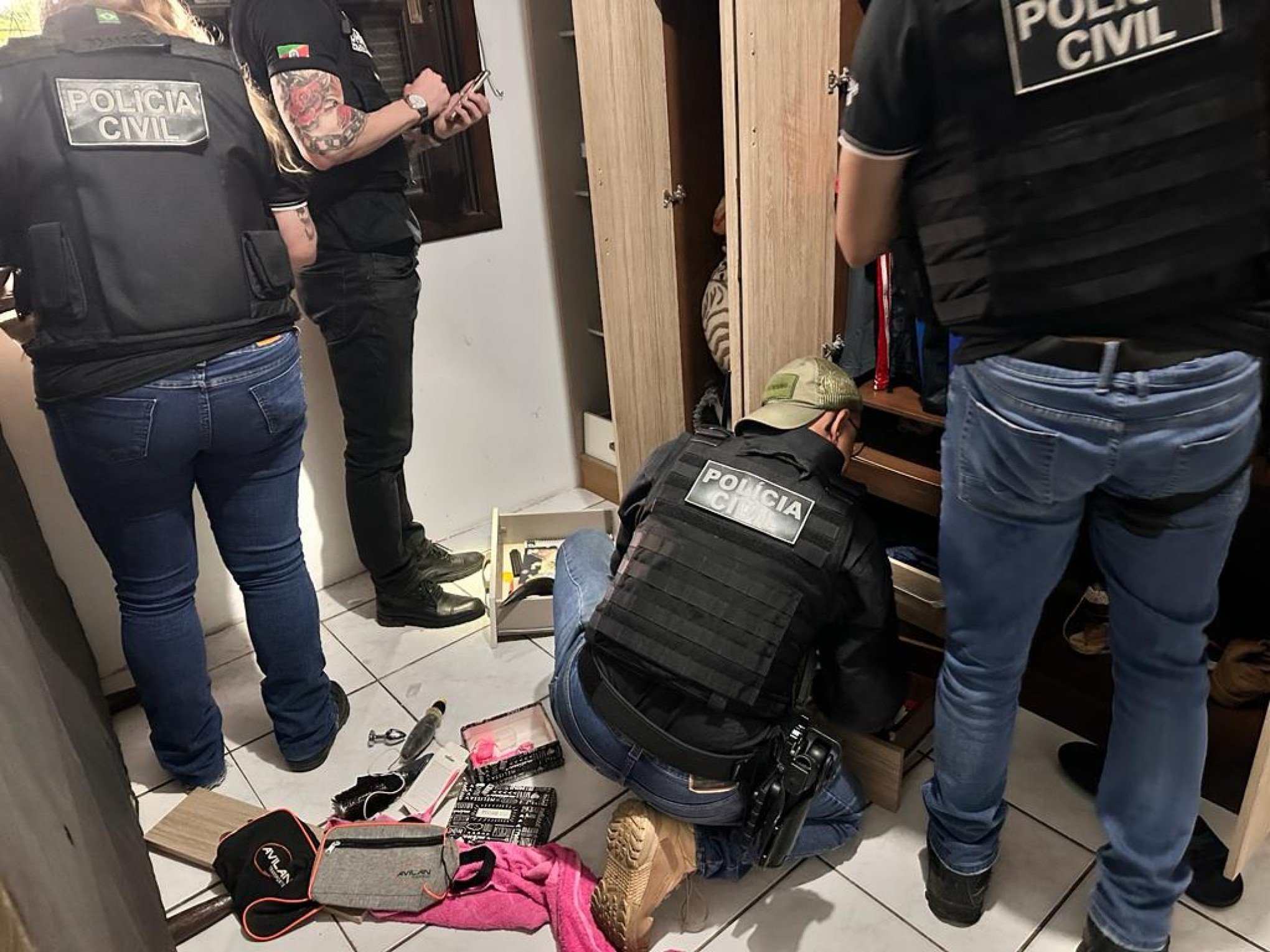 Drogas e celulares são apreendidos dentro de presídios durante operação para investigar homicídio em Novo Hamburgo