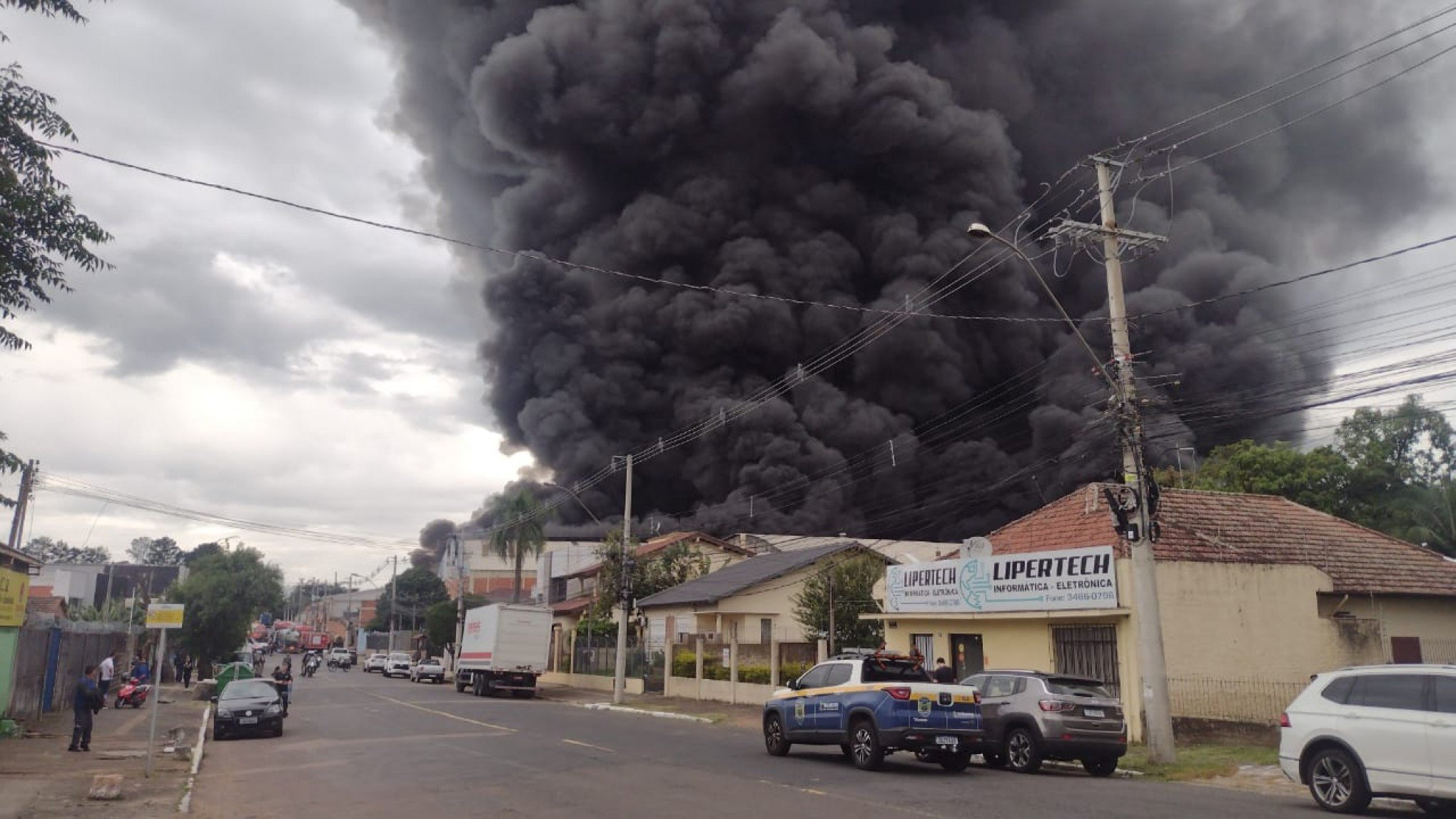 VÍDEO: Incêndio de grandes proporções destrói centro de distribuição de indústria de plásticos em Canoas