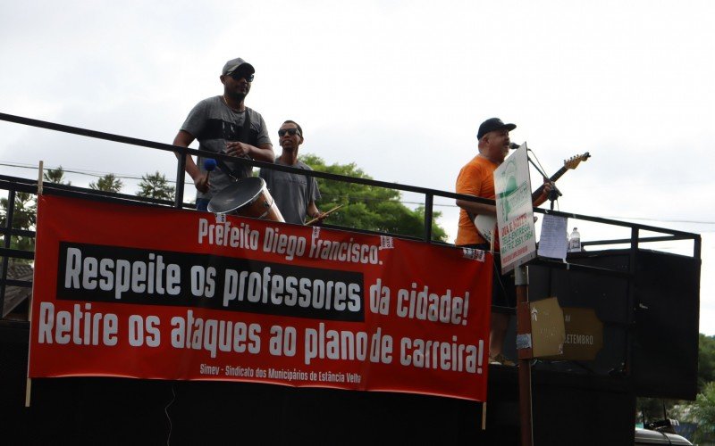 Em dia de paralisação, professores de Estância Velha realizam concentração na Praça 1º de Maio contra mudança plano de carreira  | Jornal NH