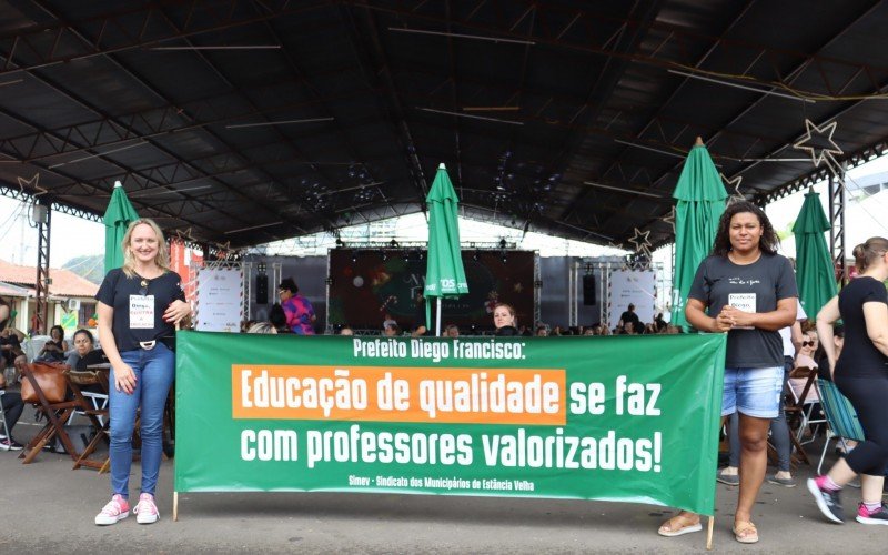 Em dia de paralisaÃ§Ã£o, professores de EstÃ¢ncia Velha realizam concentraÃ§Ã£o na PraÃ§a 1Âº de Maio contra mudanÃ§a plano de carreira 