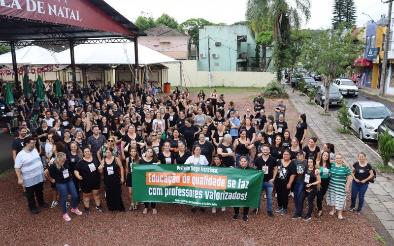 Em dia de paralisaÃ§Ã£o, professores de EstÃ¢ncia Velha realizam concentraÃ§Ã£o na PraÃ§a 1Âº de Maio contra mudanÃ§a plano de carreira 