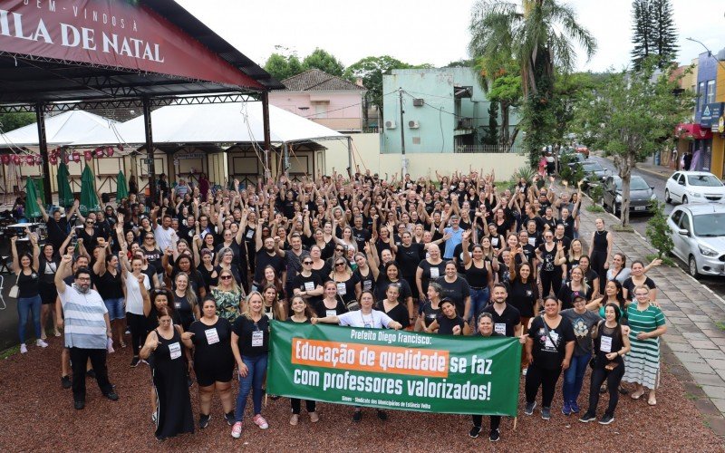 Em dia de paralisaÃ§Ã£o, professores de EstÃ¢ncia Velha realizam concentraÃ§Ã£o na PraÃ§a 1Âº de Maio contra mudanÃ§a plano de carreira 