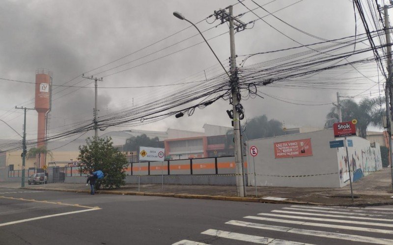 Bombeiros trabalham no rescaldo de incêndio que destruiu empresa em Canoas; confira o que já se sabe | Jornal NH