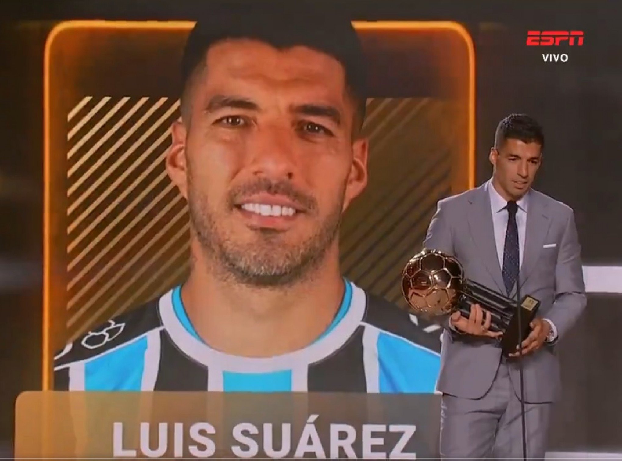 Suárez recebe a Bola de Ouro, prêmio de melhor jogador do Brasileirão