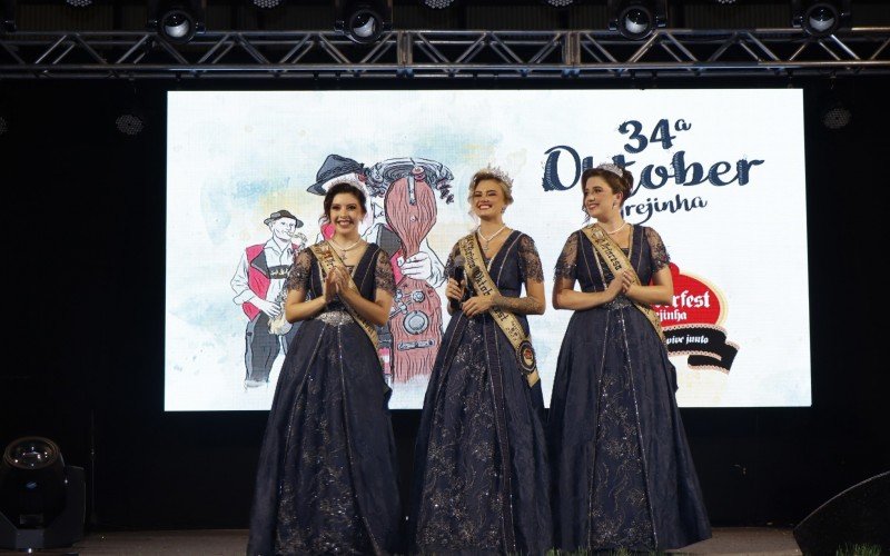 Rainha KÃ¡dina Correia de Lima Linden e as Princesas Jenifer Isamara MÃ¼ller e Sofia Camargo Bischoff representaram os trÃªs mil voluntÃ¡rios da festa igrejinhense