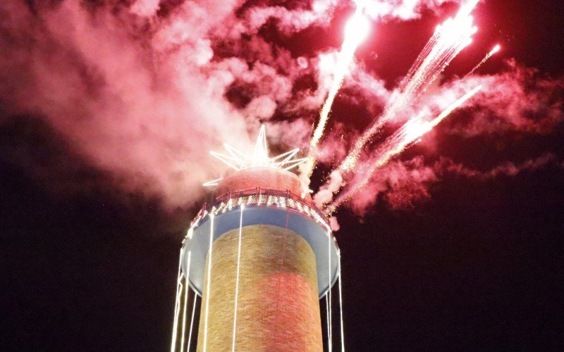 Queima de fogos antecedeu a chegada do Papai Noel