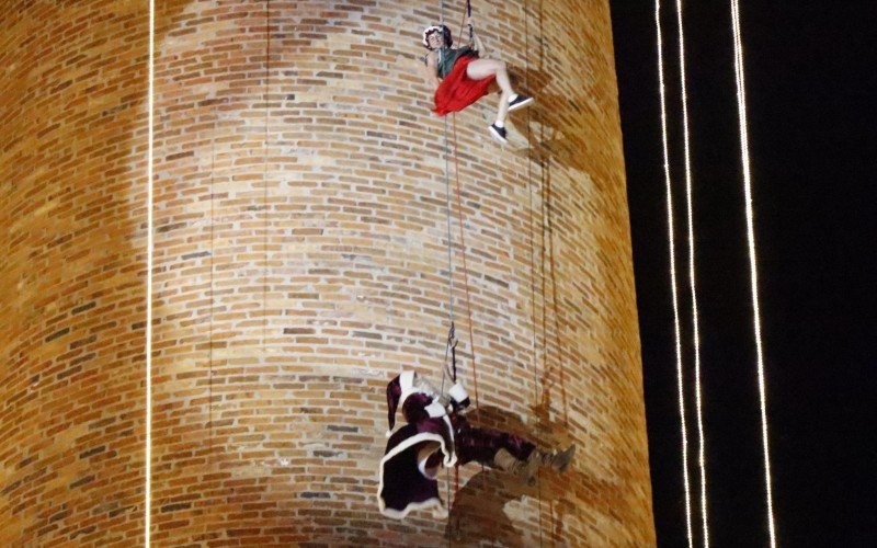 Papai e MamÃ£e Noel desceram de rapel o Mirante JoÃ£o Arlindo Hilgert