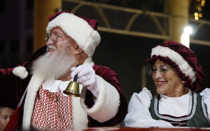 Papai Noel chamava a todos com seu sininho