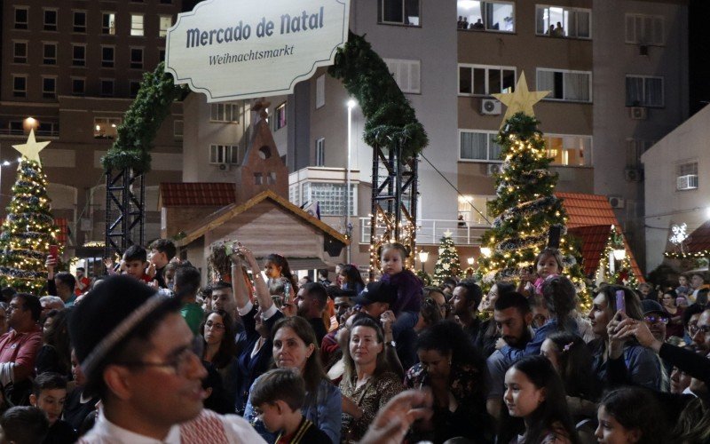 Os pequenos buscavam os melhores Ã¢ngulos para verem o Papai Noel