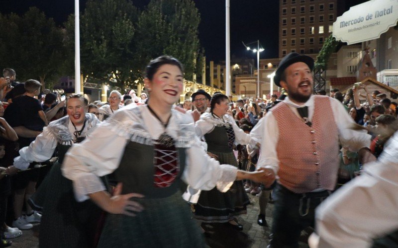 Desfile ocorreu em ritmo de Oktoberfest