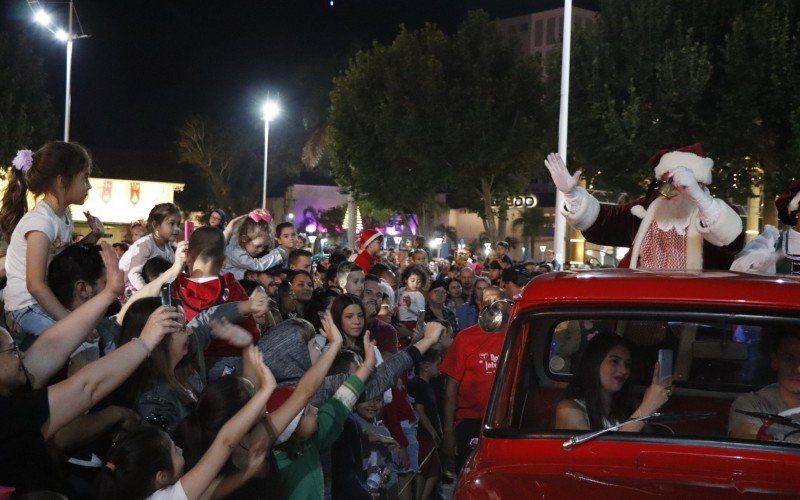 Desfile ocorreu em meio Ã  multidÃ£o