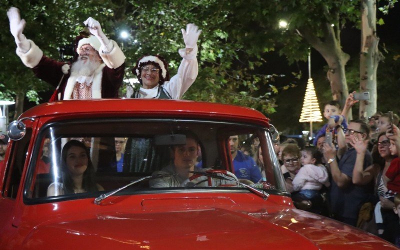 PraÃ§a ficou lotada para a chegada do Papai Noel