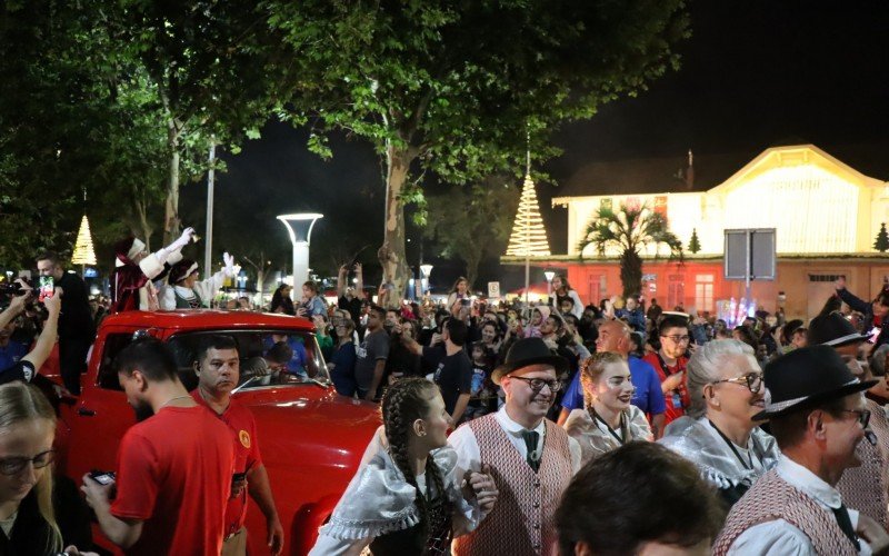 PraÃ§a ficou lotada para a chegada do Papai Noel