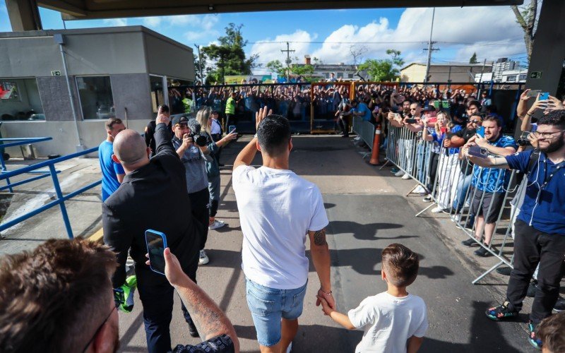 Luis SuÃ¡rez se despede da torcida gremista no aeroporto de Porto Alegre